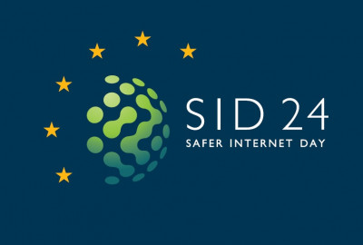 Logo vom Safe Internet Day 24 - Dunkelblauer Hintergrund, 6 Sterne auf der linken Seite, darunter eine grüne, kugelartige Form, rechts 
