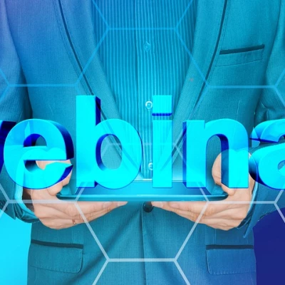 Mann mit Laptop mit technik schriftzug webinar