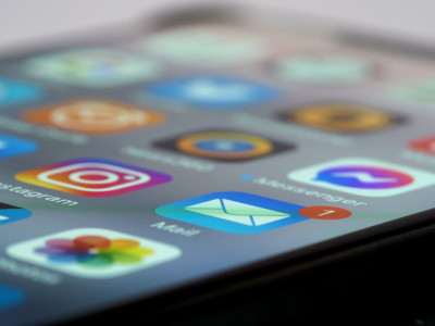 Blick auf Handydisplay mit verschiedenen Apps, Mail-App mit 1 Nachricht