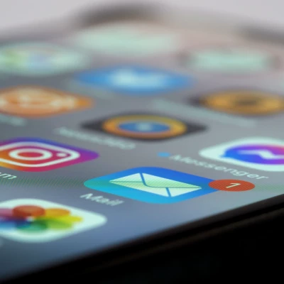 Blick auf Handydisplay mit verschiedenen Apps, Mail-App mit 1 Nachricht