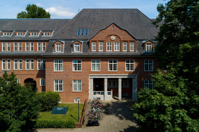Gebäude der Hamburg Media School in der Frontansicht