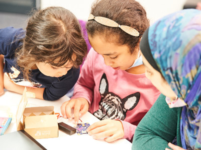 Code Week Hamburg - Drei Kinder arbeiten mit einer Calliope mini