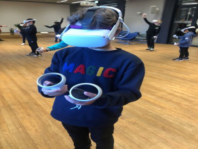 Connect-ju - Kinder spielen mit VR-Brillen