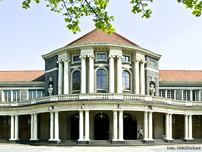 Hauptgebäude der Universität Hamburg in der Edmund-Siemers-Allee 1