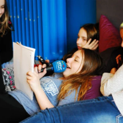 Ohrlotsen Mädchen mit Mikrofon