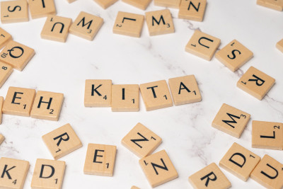 Mit Holzplättchen geformt, ist das Wort KITA zu sehen