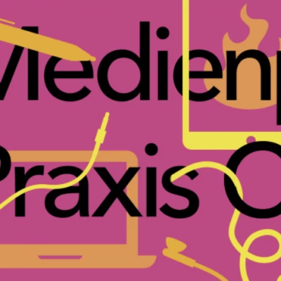 schwarzer Schriftzug Medienpädagogik Praxis Camp auf pinken Hintergrund mit verschiedenen Medien (Stift, Handy, Tablet, Camera, Computer, Kabel)