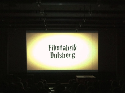 Kinoleinwand mit der Aufschrift Filmfabrik Dulsberg