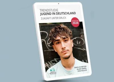 Cover der Jugendstudie 2026 auf einem I-Pad - Jugendlicher lehnt an einer Tafel