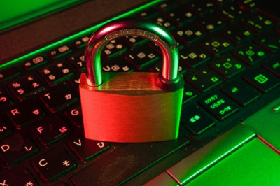 Vorhängeschloss steht auf Computertastatur