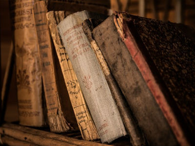 Alte Bücher in einem Regal