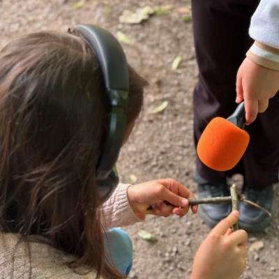 Kinder nehmen das Geräusch von 2 aufeinandergeklopften Aesten auf
