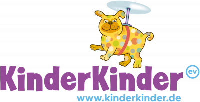 ein gelber lächelnder Hund mit bunten Punkten und umgeschnallten Propeller, darunter ein lilafarbener KinderKinder-Schriftzug