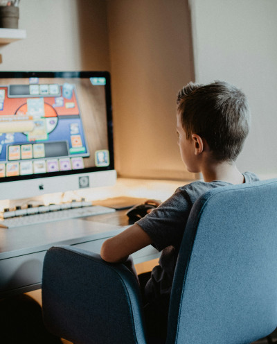 Junge spielt am Computer