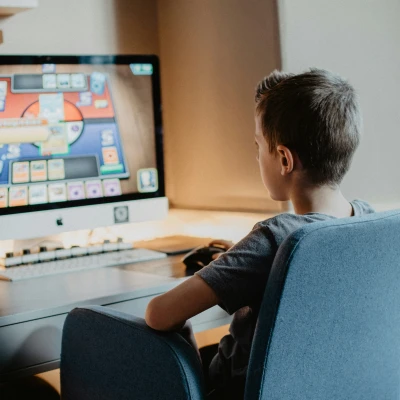 Junge spielt am Computer