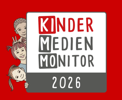weisses Quadrat mit grauer Umrandund und Text Kinder Medien Monitor 2026, an der linken Seite schauen drei illustrierte Kinder hervor, roter Hintergrund