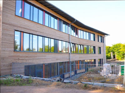 Schule Öjendorf, Holzfassade mit vielen Fenstern